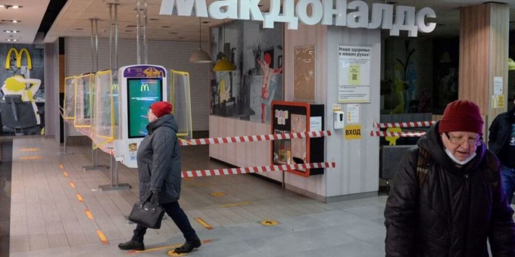 As Putin rants about internal enemies, 250,000 Russians flee their country