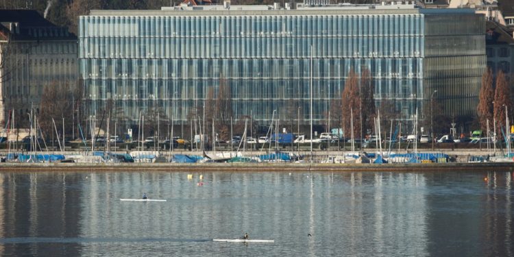 Swiss Re cuts fossil fuel cover for oil, gas to protect climate