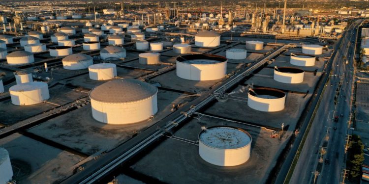 Oil drops 2% amid Russia-Ukraine peace talks, China lockdowns
