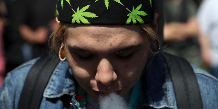'Contrary To Popular Beliefs, Bong Smoking Is Not Safe,' Study Says