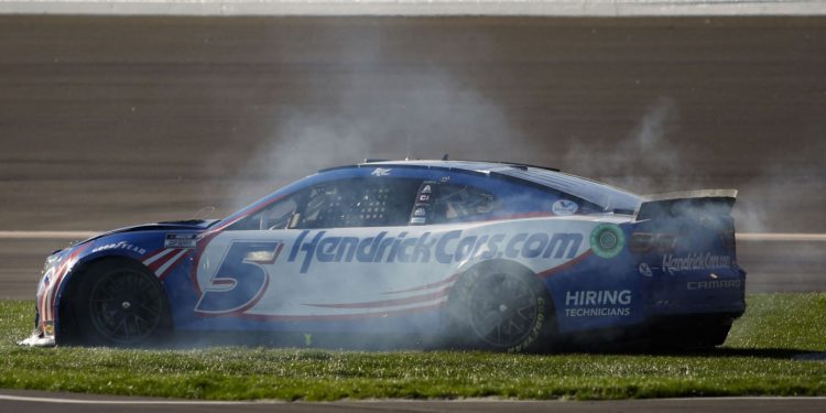 Kyle Larson spins into the infield grass after an on-track incident during the NASCAR Cup Series Folds of Honor QuikTrip 500.