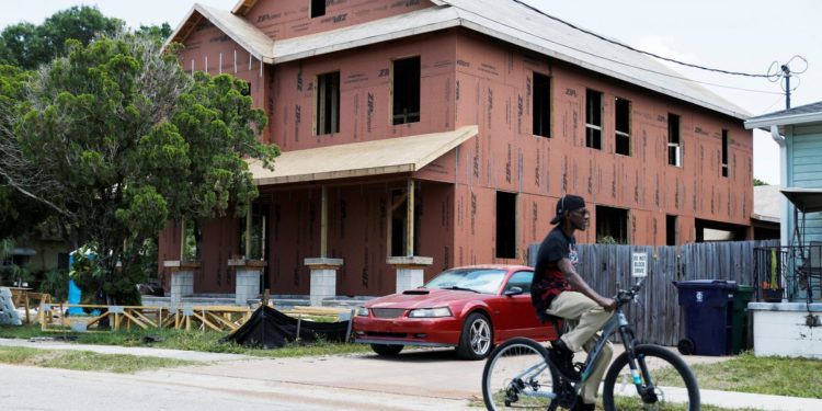 U.S. home sales tumble; higher prices, mortgage rates eroding affordability