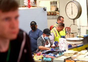 Service workers are cautious of ending mask mandates as U.S. COVID-19 cases fall