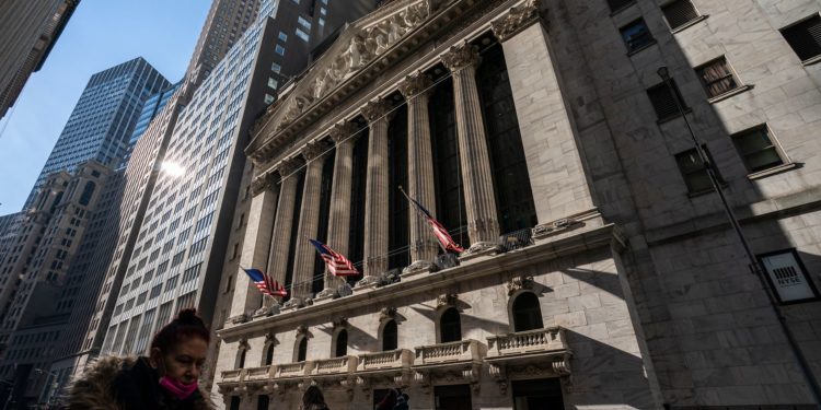Stocks Sway On Wall Street As Oil Slides To $100 Per Barrel