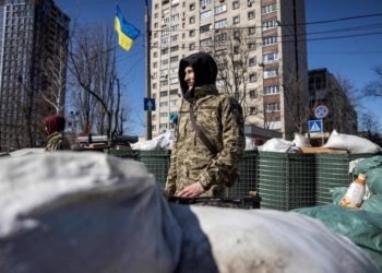 A Ukrainian serviceman mans a military check point in Kyiv on March 21, 2022 before the start of a 35-hour curfew at 8:00pm (1800 GMT). - At least eight people are killed in the bombing of a shopping centre in northwest Kyiv today. The 10-storey building is completely destroyed in the blast. Russia claims the mall was used to store rocket systems. (Photo by FADEL SENNA / AFP) (Photo by FADEL SENNA/AFP via Getty Images)