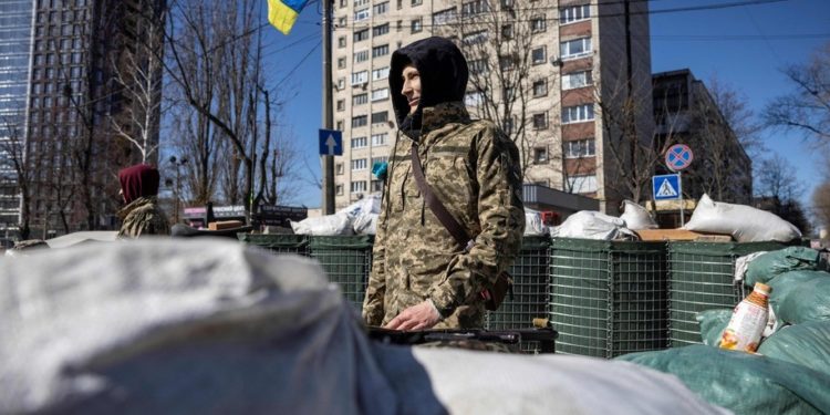A Ukrainian serviceman mans a military check point in Kyiv on March 21, 2022 before the start of a 35-hour curfew at 8:00pm (1800 GMT). - At least eight people are killed in the bombing of a shopping centre in northwest Kyiv today. The 10-storey building is completely destroyed in the blast. Russia claims the mall was used to store rocket systems. (Photo by FADEL SENNA / AFP) (Photo by FADEL SENNA/AFP via Getty Images)