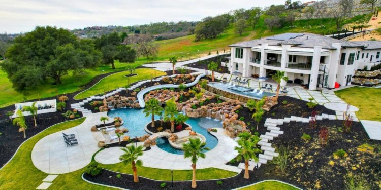 California Swimming Pool Estate Comes With 260,000-Gallon Water Complex