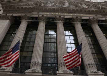 Wall St reverses gains, closes lower as aggressive Fed actions loom