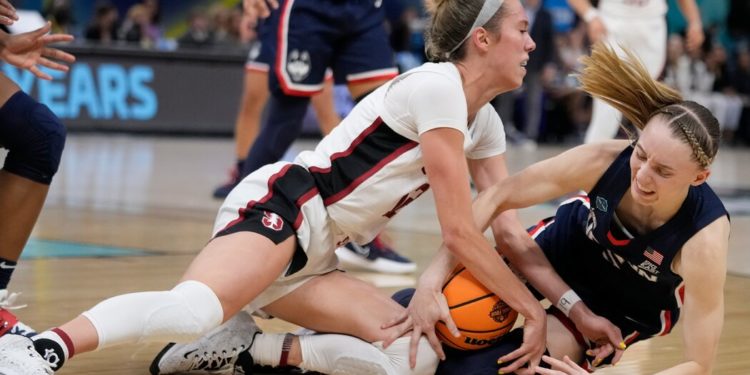 Bueckers Says She Will Play Through the Pain Against South Carolina