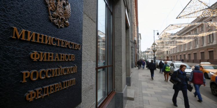 Russia looks to swerve default with last-minute dollar bond payment