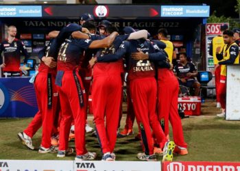 Royal Challengers Bangalore players in a huddle. Pic: IPLT20.COM