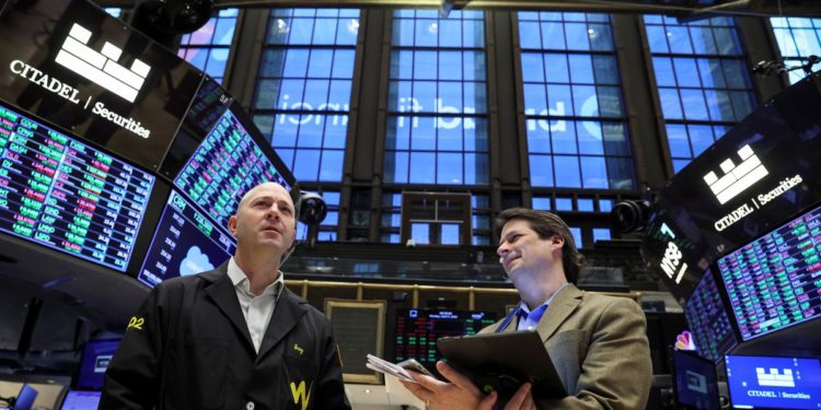 Dow gains, S&P 500 ends lower as market weighs Fed rate hikes