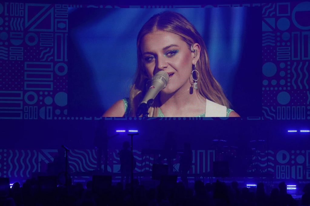 Kelsea Ballerini co-hosts CMT Music Awards from home after positive COVID test