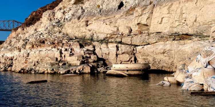 Vegas water intake now visible at drought-stricken Lake Mead