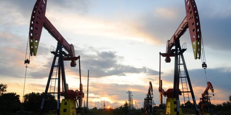 Oil falls, posts nearly 5% weekly loss on growth concerns