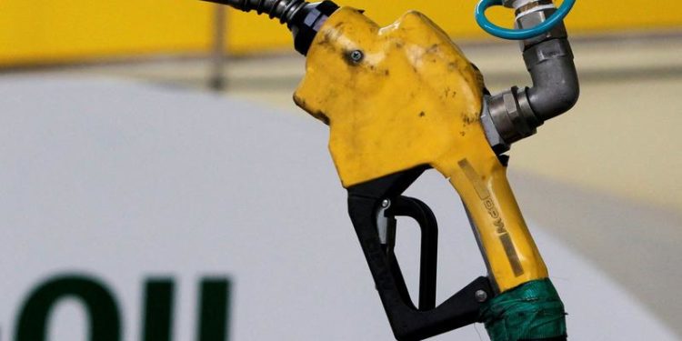 Oil rises from 3-week low as supply concerns linger