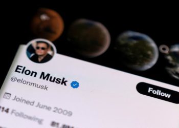 Twitter, under shareholder pressure, begins deal talks with Musk -sources