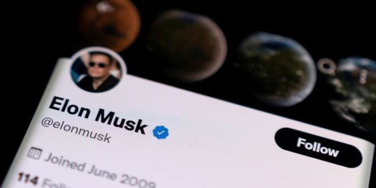 Twitter, under shareholder pressure, begins deal talks with Musk -sources
