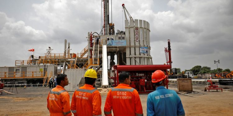 Oil settles up ahead of U.S. driving season, EU embargo decision