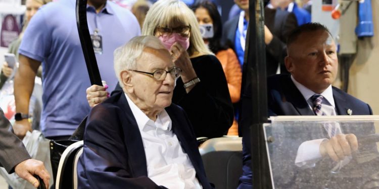 Buffett reveals big investments, rails against Wall Street excess at Berkshire meeting