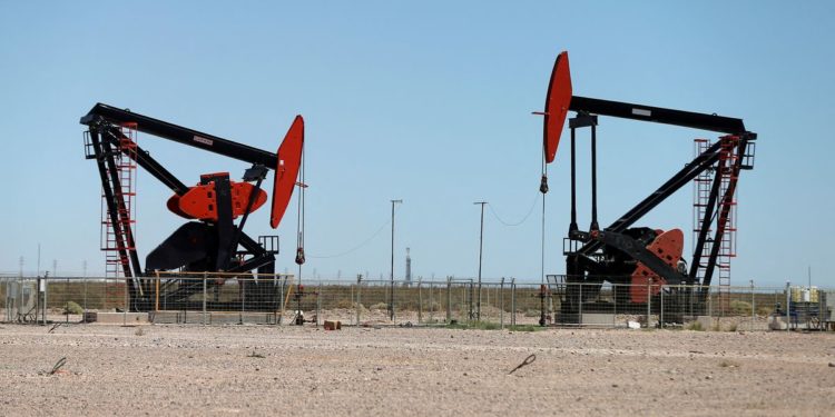 Oil falls 2% on Powell comments, hopes for Venezuela supply