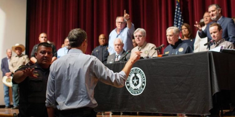 Beto O’Rourke interrupts briefing, echoing U.S. debate on guns