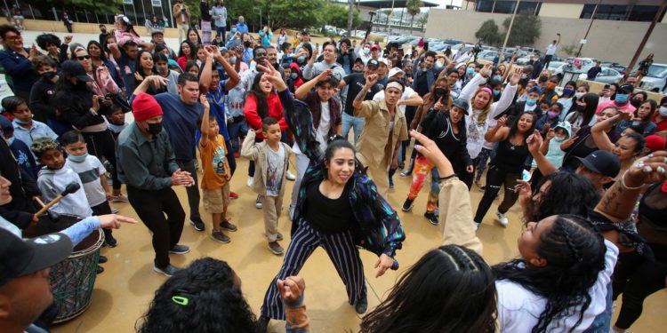 Migrants stranded in Mexico perform opera to dramatize their experiences