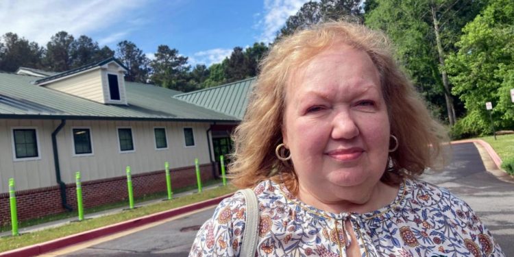 In early primaries, voters favor polling places over mail