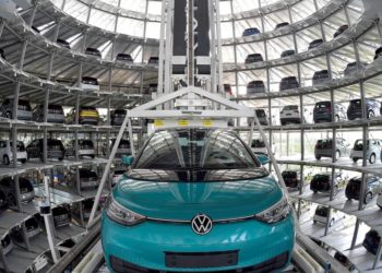 Volkswagen sticks to outlook as size offset supply chain woes