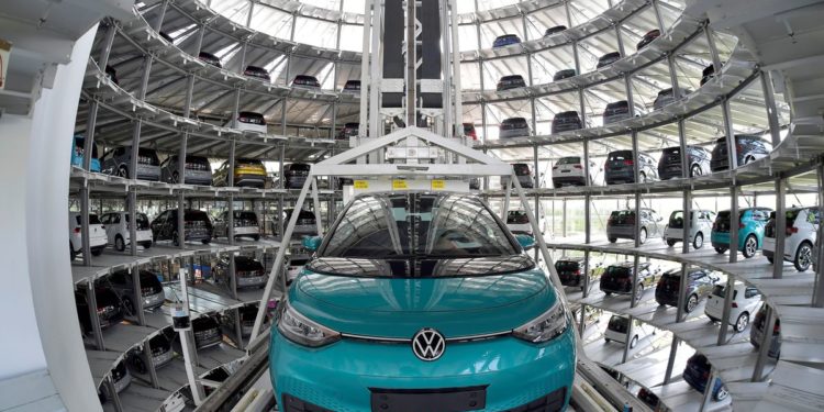 Volkswagen sticks to outlook as size offset supply chain woes