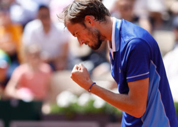 Medvedev Seizes Chance to Make an Impression on French Open Fans