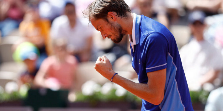 Medvedev Seizes Chance to Make an Impression on French Open Fans
