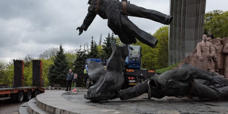 Pelosi visits Kyiv; Putin adds to his war crimes