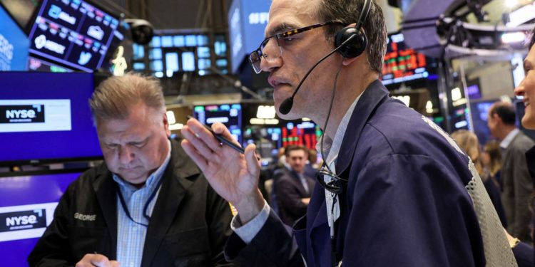 World shares sink as inflation, economic fears persist
