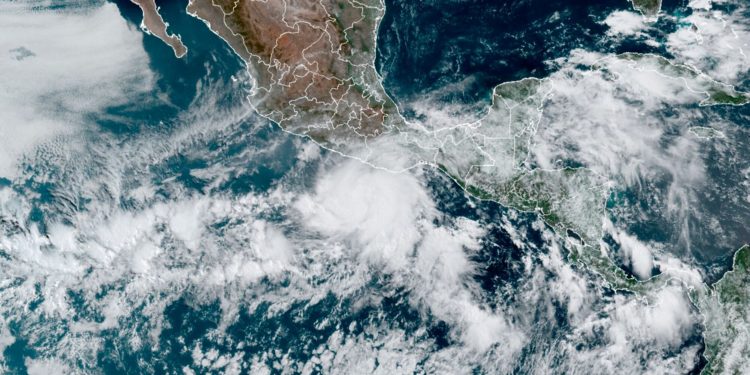 Season's 1st Hurricane Aims Heavy Hit At Mexico Tourist Zone