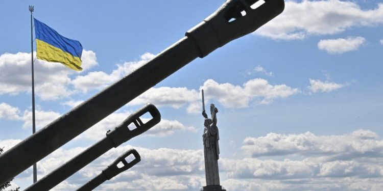 A Ukrainian flag waves at the Monument of Motherland and open air museum of WWII in Kyiv on May 9, 2022, amid Russian invasion of Ukraine. (Photo by Sergei SUPINSKY / AFP) (Photo by SERGEI SUPINSKY/AFP via Getty Images)