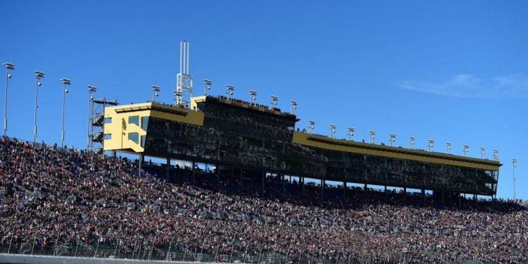Martin Truex Jr. leads the field towards turn one after taking the green flag to start the Monster Energy NASCAR Cup Series Hollywood Casino 400 at Kansas Speedway (Photo by Jared C. Tilton/Getty Images)