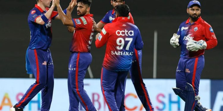 DC pacer Shardul Thakur celebrates a wicket with teammates. Pic: IPLT20.COM