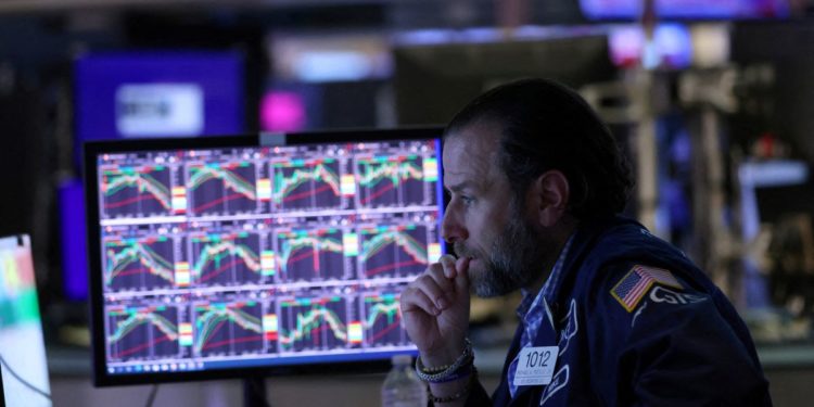 U.S. equity funds pull first weekly inflow in seven weeks
