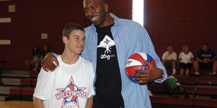 Former LA Lakers center, John Salley suggests the franchise should hire Mark Jackson as their new coach.