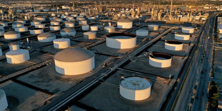 Oil falls on China growth worries as EU weighs Russian crude ban