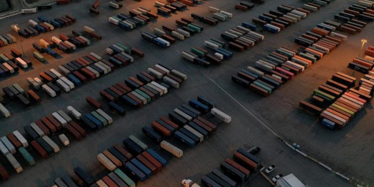 U.S. wholesale inventories rise strongly; first-quarter GDP seen revised slightly up