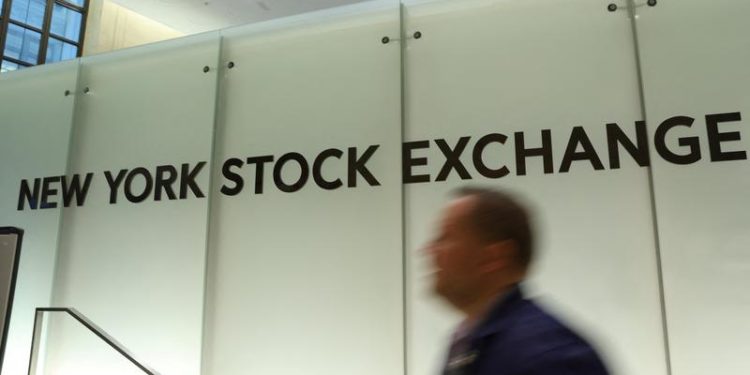 World stocks slide as growth fears persist, safe-havens gain