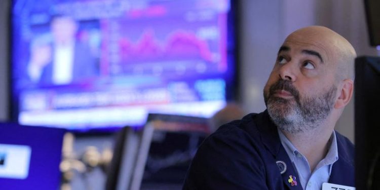 S&P 500 set for first weekly gain in eight as growth fears ebb