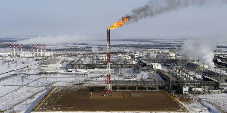 Oil settles up 1% on tight supply, U.S. crude at 13-week high