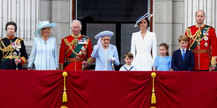 Beaming Queen Elizabeth waves to Jubilee crowds, will miss Friday service