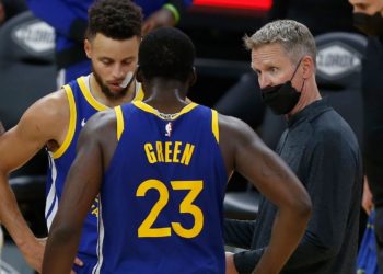 Steve Kerr has never been reluctant or afraid to coach hard his Golden State Warriors superstars. [Photo: Sporting News]