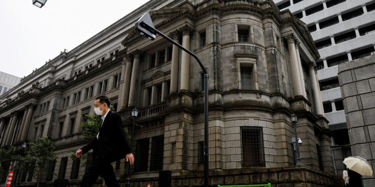 BOJ’s Kuroda vows unwavering stance in keeping ultra-easy policy