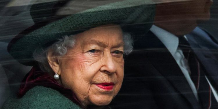 Queen Elizabeth's flight aborts landing due to lightning storm