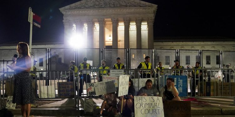 Large U.S. law firms mostly quiet on abortion ruling, are walking a ‘tightrope’